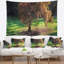 Paysage avec une tapisserie d'arbre d'automne solitaire-28508447