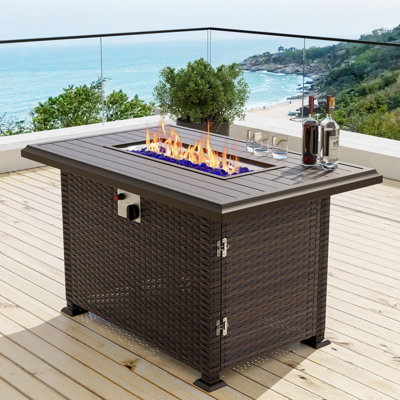 Table de foyer extérieure de 111 cm de large avec 55 000 BTU, plateau en aluminium et base en rotin – Housse de pluie noire incluse