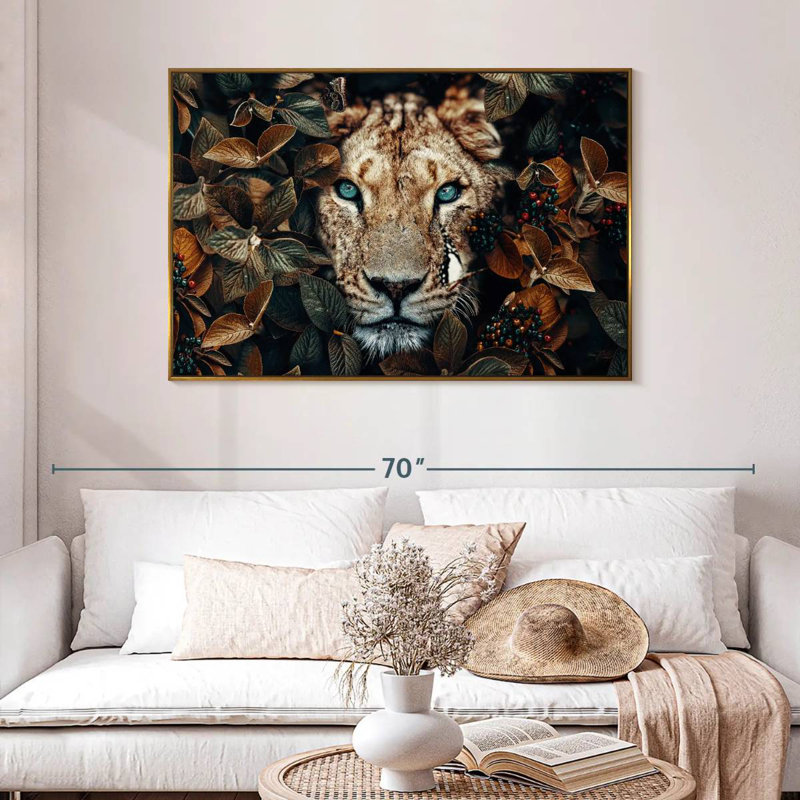 Lionne I, 46 po x 31 po, Cadre flottant doré