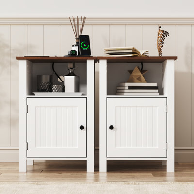 Ensemble de 2 tables de chevet Farmhouse, table de chevet avec station de charge et port USB, table de chevet moderne avec tablette de rangement, table d'appoint rustique avec espace ouvert, table d'appoint pour chambre à coucher, blanc
