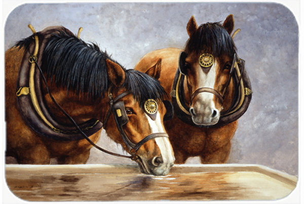 Chevaux de caroline de trésors prenant une planche à découper en verre d’eau