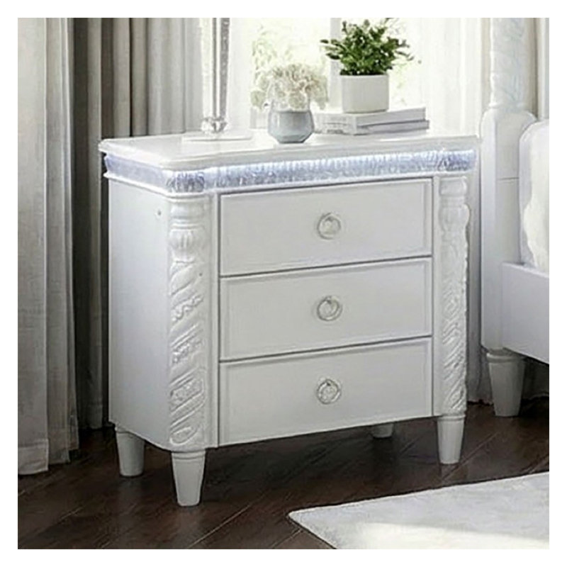 Table de chevet glamour à 3 tiroirs avec éclairage DEL et détails sculptés en corde, couleur blanc perle
