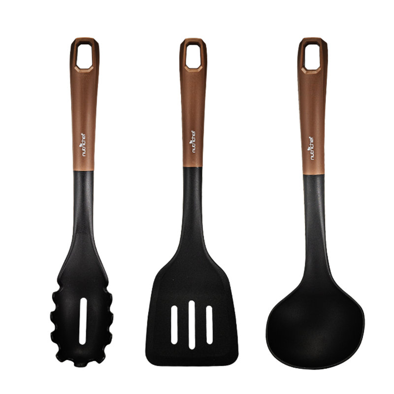 Ensemble d'ustensiles de cuisine, Brun