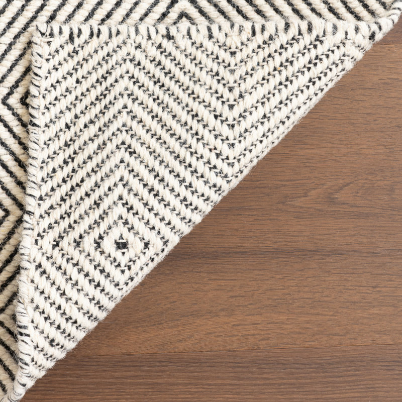 Tapis en laine ivoire et noir à motif géométrique de losanges touffeté et fabriqué à la main Azarian, Rectangle 5 pi x 8 pi