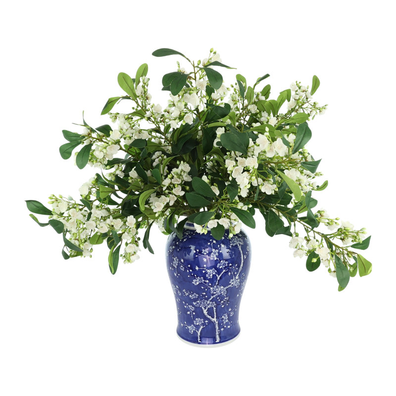 Fleurs en herbe dans un vase décoratif en céramique