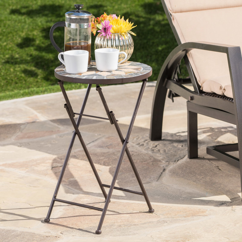 Table d'appoint pliable transitionnelle avec plateau en mosaïque de pierre, 35,7 x 56,1 cm, carrelage en céramique beige et noir, style Iron Charming. Plateau en mosaïque pliable, 35,6 x 35,6 x 55,9 cm. Construction en carrelage.