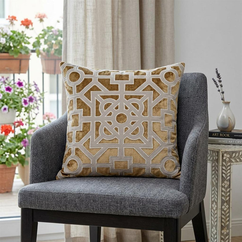 Coussin 18 "en velours géométrique doré et ivoire, Doré