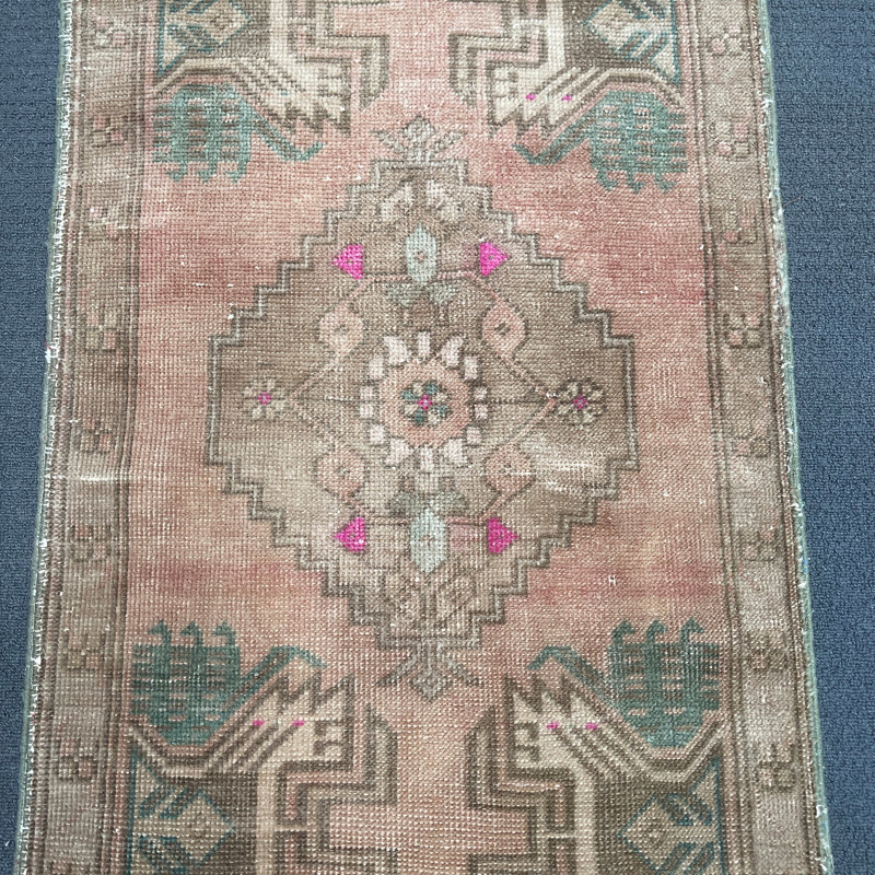 Tapis beige en laine 21,7 x 42,1 po Vintage