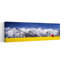 Arbre rouge, champ jaune, montagnes, fleurs sereines et vibrantes, art mural-105375714