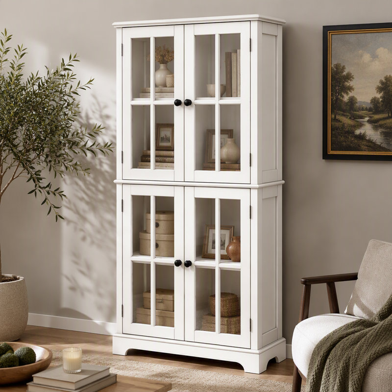Vitrine exquise avec quatre portes en verre et tablettes réglables, parfaite pour mettre en valeur des objets de collection précieux