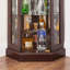Vitrine gracieuse éclairée pour le salon, mettant en valeur des trésors avec style-852086873
