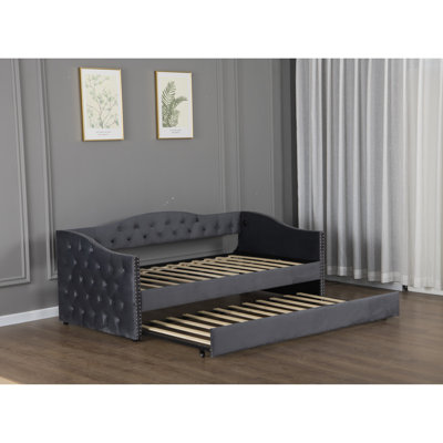 Lit de jour gris simple avec lit gigogne, accoudoirs de charge, support à lattes de bois, revêtement en velours, accoudoirs ondulés garnis de têtes de clou de style Mid-Century, caractéristique de la taille de la tache de chambre à coucher, cadre de lit, délice inspiré