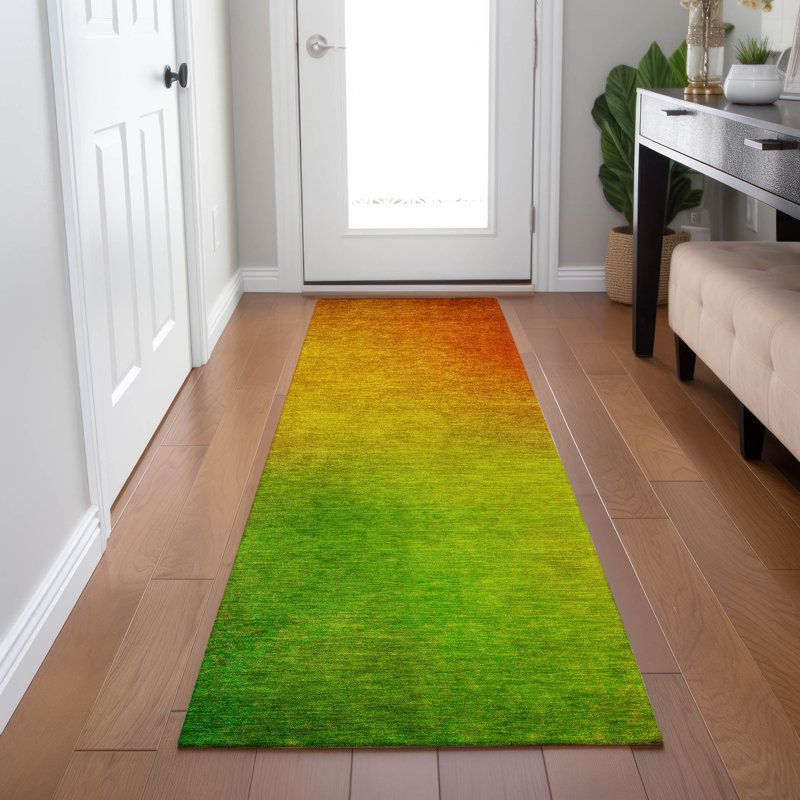 Tapis vert / beige / rouge en polyester tissé à la machine Kinslee, Rond 8 pi
