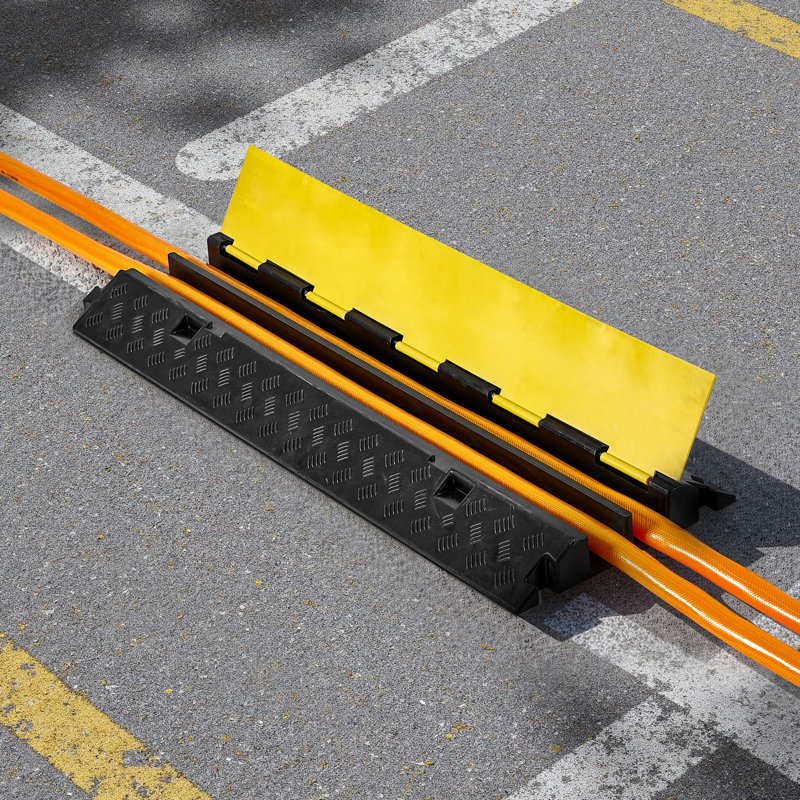 Rampe de protection de câble, capacité de 22 000 lb / essieu, housse de câble en caoutchouc robuste à 2 canaux, canal 2,2 x 2 po, ralentisseur de circulation avec couvercle supérieur rabattable, pour l'intérieur et l'extérieur