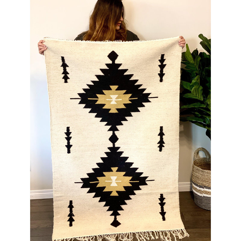 Tapis crème flèches aztèques, Rectangle 5 pi x 6 pi 7 po
