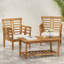 Ensemble de 2 fauteuils club en bois + table, au design classique et résistant aux intempéries grâce à ses panneaux à lattes marron.