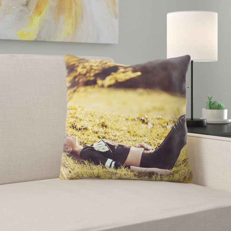 Coussin de la fille à l’herbe