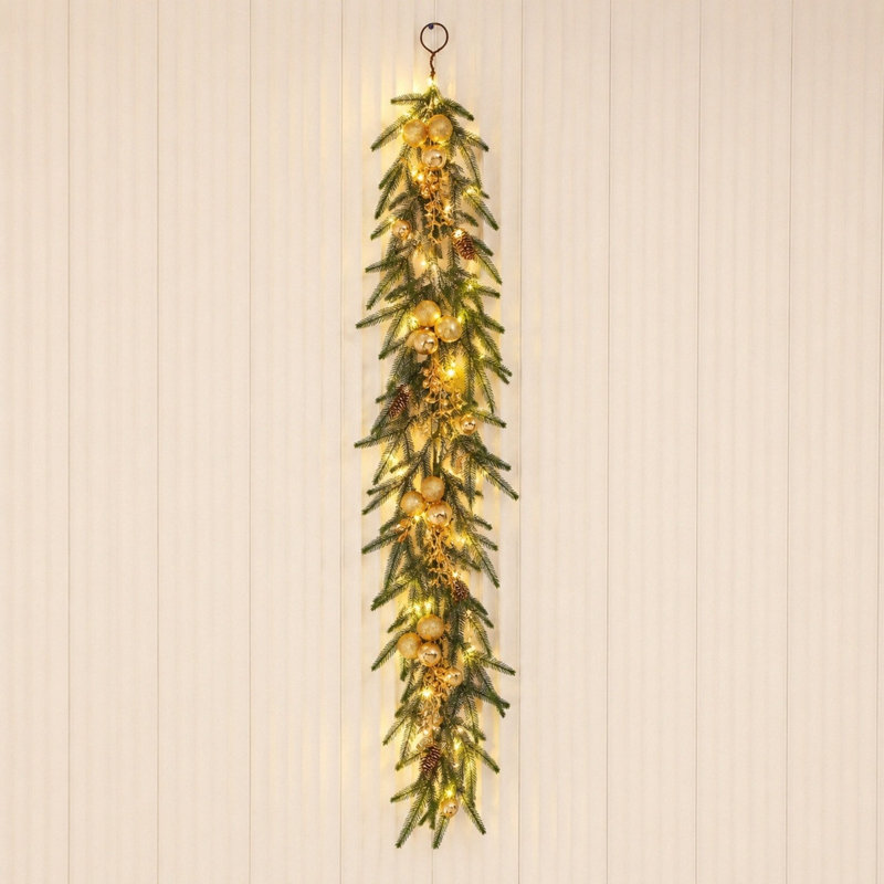 Guirlande de Noël pré-éclairée avec ornements dorés, pommes de pin et tranche de bois, 150 cm / 59 po