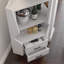 Armoire de bar en bois d'ingénierie blanc, dossier en miroir, 2 tablettes de rangement ouvertes pour les bâtons de golf, tiroirs, pieds hauts, buffet d'angle avec intérieur, gants de rangement, un temps froid