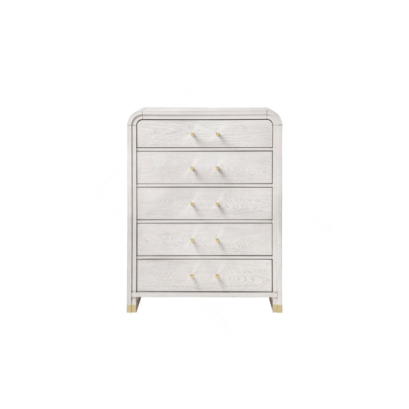 La commode verticale à 5 tiroirs avec une finition en bois blanc clair et des poignées en laiton combine une élégance douce avec un rangement de chambre peu encombrant