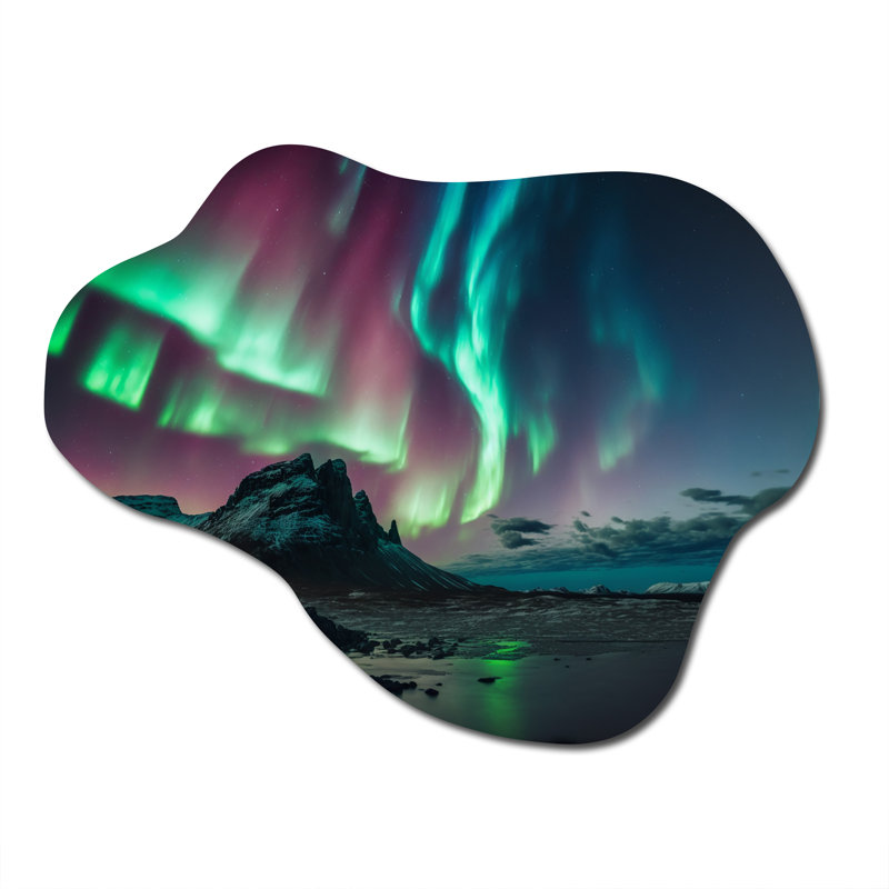 Northern Lights Reflection On The Water V - Paysage de montagnes, forme de nuage, art mural en métal asymétrique