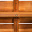 Ensemble de table et de banc d'extérieur en bois brun, structure à lattes pour le drainage, pieds tressés à la main, résistant aux intempéries. Sa conception robuste assure une grande stabilité.