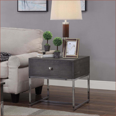 Table basse moderne en chêne gris et chrome avec rangement, base en métal robuste pour le salon