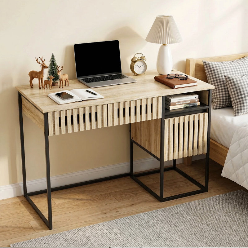 Bureau d'ordinateur cannelé avec 3 tiroirs et tablette, bureau moderne à structure métallique, poste de travail en chêne clair pour la chambre à coucher et le salon