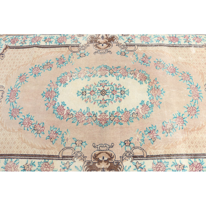 Tapis turc rétro de style floral pastel avec des tons de rose et de bleu clair pour une décoration intérieure élégante