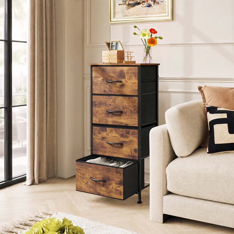 Commode Dearbhaile de 98,3 cm de hauteur (38,7 po) avec 4 tiroirs, idéale pour la chambre à coucher ou le salon. Commode marron avec structure robuste et plateau en bois.