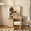 Bureau de meuble-lavabo moderne en noyer avec 3 modes d'éclairage DEL et luminosité réglable, 4 tiroirs et tablettes de rangement ouvertes, support pour sèche-cheveux et prise de courant, fauteuil inclus