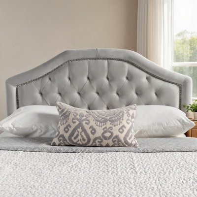 Tête de lit tapissier capitonnée avec garniture cloutée pour chambre à coucher