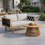 Ensemble de lit de jour d'extérieur en bois d'acacia de luxe avec table d'appoint trois places - finition teck, coussins gris clair et corde noire