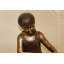 Berube assise sur une souche d'arbre lisant un livre en bronze - L 15 po x l 17 po x H 38 po
