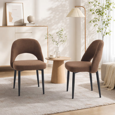 Chaise rembourrée moderne avec dossier incurvé et pieds en métal