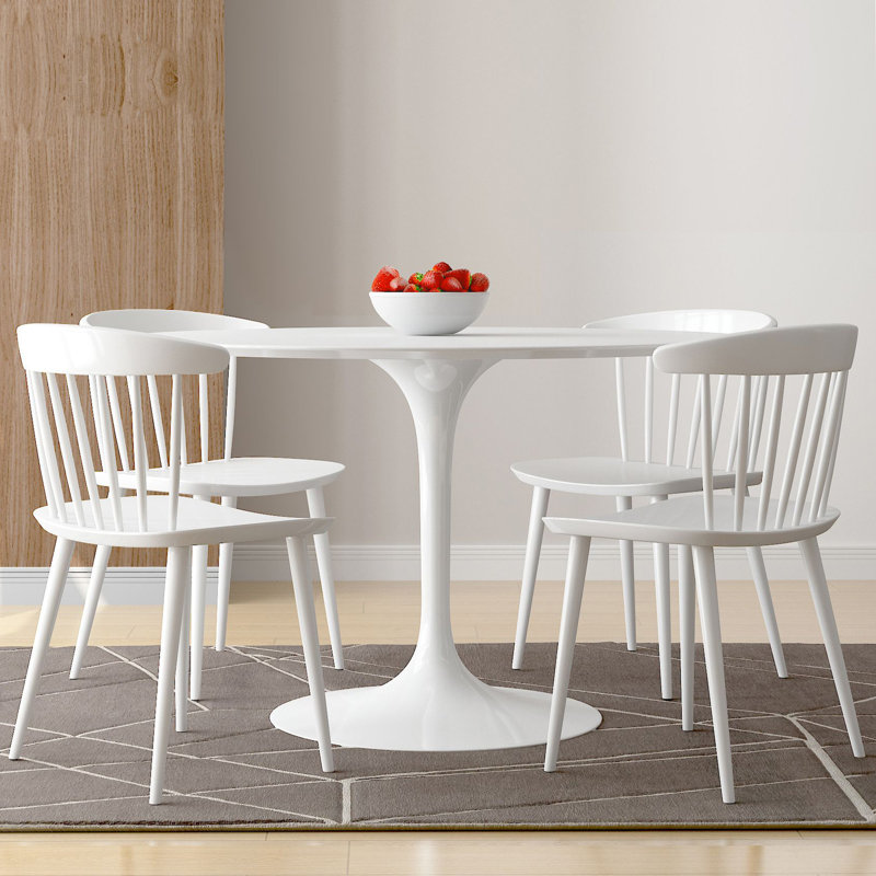 Chaise d'appoint blanche à dossier en lattes de plastique robuste