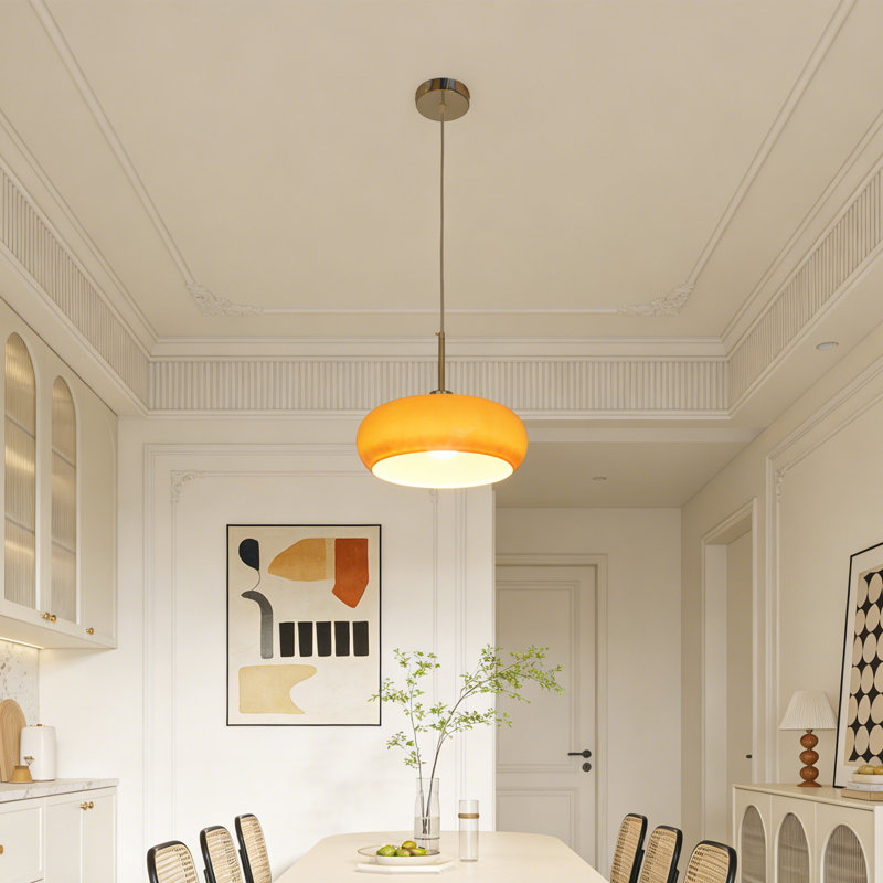 Luminaire suspendu orange à une lumière
