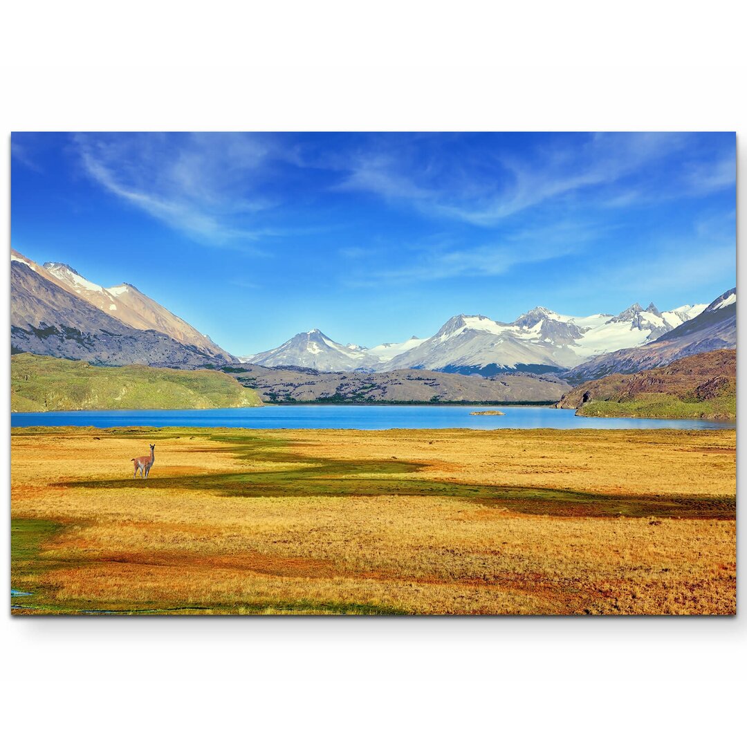 Leinwandbild Ein blauer See umgeben von Bergen