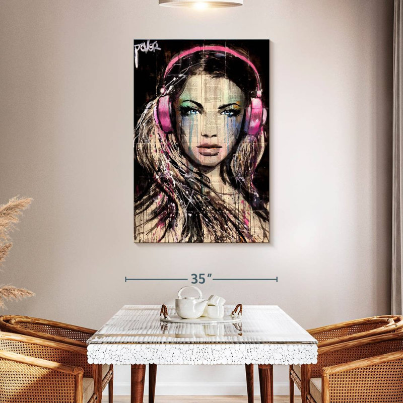 Leisha Lovely DJ, H 48 po x l 32 po