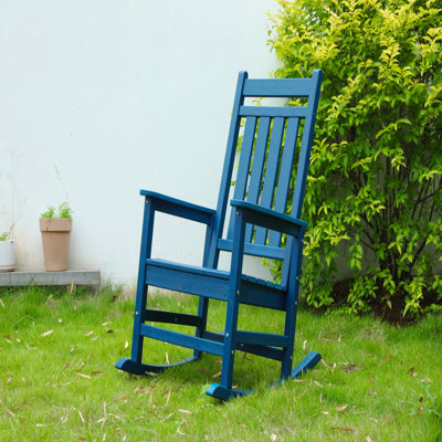 Chaise berçante d'extérieur avec texture bois