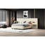Confortable grand lit tapissier avec tissu beige et grande plateforme de tête de lit pour une atmosphère de chambre à coucher sereine-2107272219
