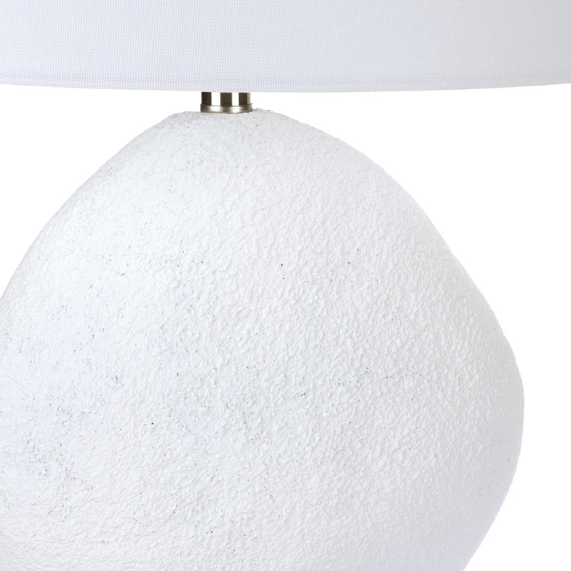 Lampe de table blanche texturée de 68 cm de hauteur avec base en cristal transparent et abat-jour ovale en lin blanc.