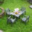 Ensemble de salle à manger d'extérieur en PEHD, une table et quatre chaises. Le mobilier de salle à manger d'extérieur a des trous de parasol et convient. Il convient aux pelouses, aux jardins, aux cours et aux côtés de la piscine. Gris, imperméabl