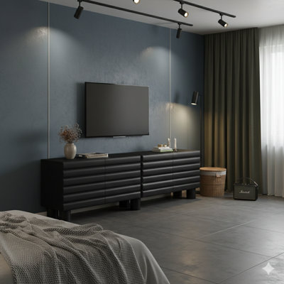 Élégant meuble télé noir avec portes ondulées épaisses et quatre compartiments de rangement pour téléviseurs de 75 po ou moins. Une console multimédia solide avec des pieds cylindriques, des tablettes réglables et des trous de gestion des câbles pour le salon.