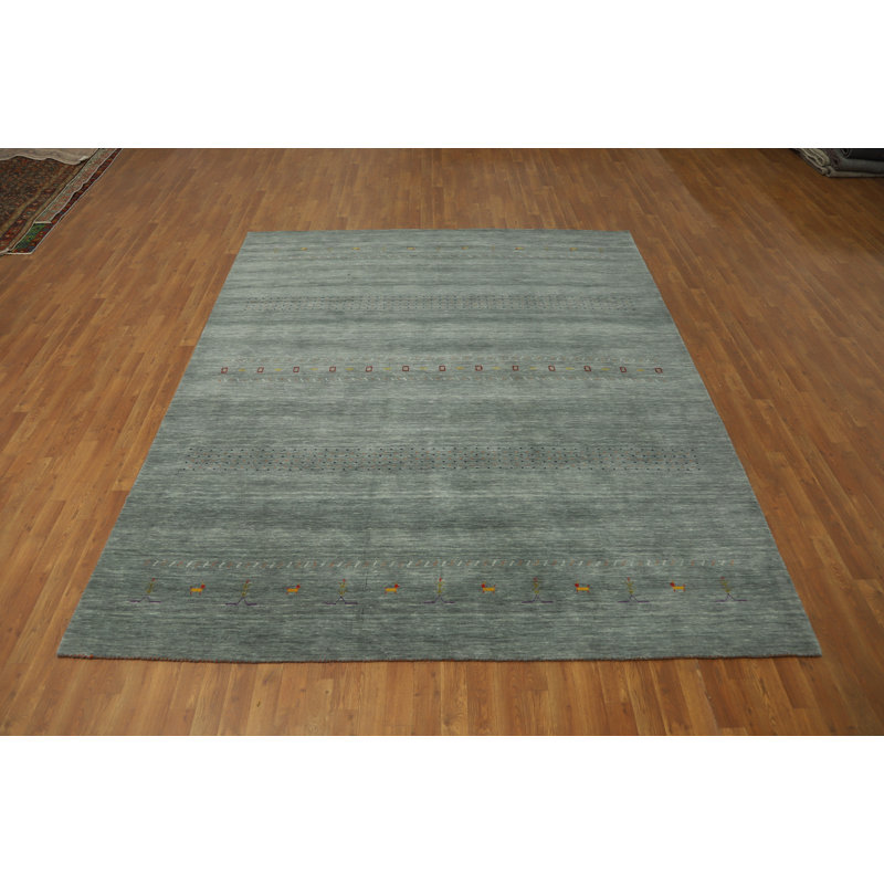 Tapis vert minimaliste 8 x 10 avec des détails d'animaux subtils