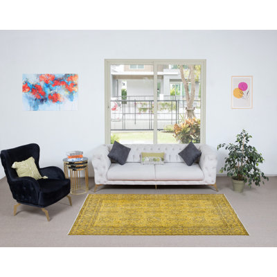 Tapis turc recyclé fait à la main 5 pi x 8,6 pi avec motif floral jaune surteint