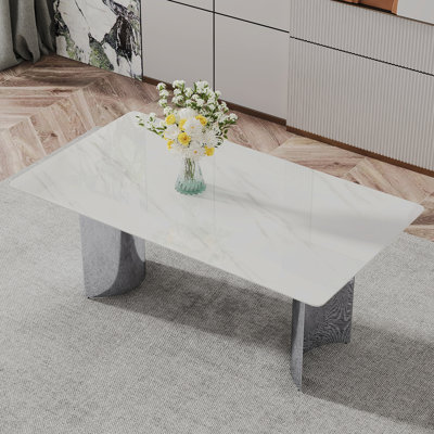 Table de salle à manger moderne et minimaliste. Le bureau en verre imitation marbre blanc est équipé de pieds en métal argenté. Convient aux restaurants et aux salons de 71 po x 39,3 po x 29,5 po  
