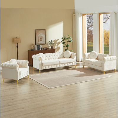 Canapé Chesterfield en velours avec deux coussins ronds, avec des clous en cuivre et des boutons capitonnés, avec des pieds en métal. La conception en boucle permet de suspendre des ornements de dessins animés, beige