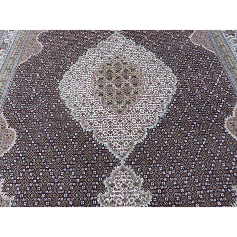 Tapis noir unique de 8 pi 10 po x 12 pi 4 po