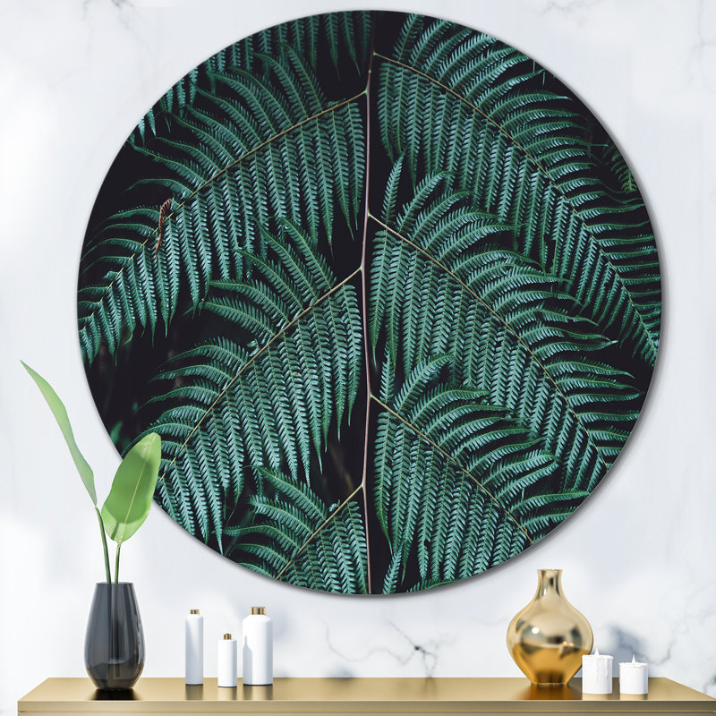 Fougère vert foncé sur fond noir II - Art mural cercle tropical en métal, H 23 po x l 23 po